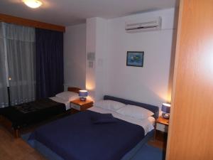 梅特科维奇梅特科维奇酒店的酒店客房设有两张床和窗户。