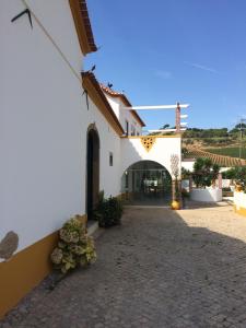 阿伦克尔Quinta Ribeira do Labrador - Lisbon West Wine Route的一座带拱门的房屋的庭院
