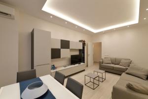 罗马San Pietro Moonlight Luxury Apartment的客厅配有沙发和桌子