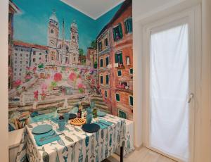罗马San Pietro Moonlight Luxury Apartment的墙上画的桌子