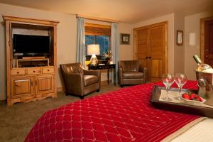 杰克逊小溪旅馆的酒店客房,配有一张带酒杯桌子的床