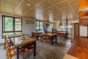 Yung-an-ts'un后山人家民宿A馆的用餐室设有桌椅和窗户。
