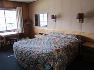 威廉斯莱克湖畔汽车旅馆的酒店客房设有床、桌子和窗户。