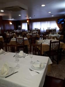 克辛索德利米亚Hotel 2 de mayo 2的用餐室配有桌椅和白色桌布
