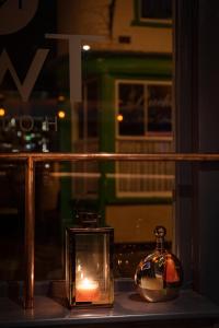 波士顿Twenty Hotel and Bar的一张桌子上的蜡烛和灯笼