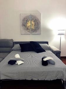 罗马Talenti little home的一间卧室配有一张带两个枕头的床
