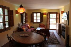 奥尔希瓦Paraíso Rural的客厅配有木桌和椅子