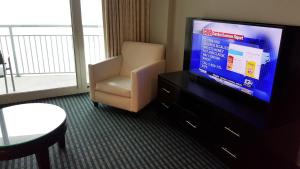默特尔比奇15th Floor Ocean Front的酒店客房带电视和椅子