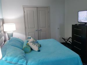 默特尔比奇15th Floor Ocean Front的一间卧室配有一张蓝色的床、枕头和电视