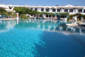 帕斯蒂达花园酒店的酒店前方有一个大型的蓝色海水游泳池