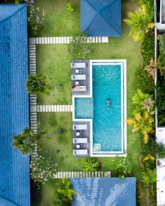 坎古塞纳拉别墅 的享有度假村游泳池的顶部景致