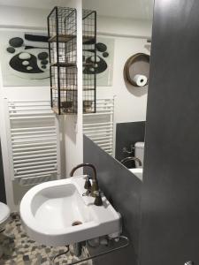 卢昂appartement terrasseLouhans centre的浴室配有白色水槽和卫生间。
