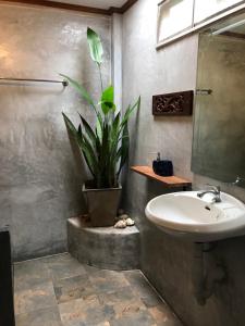 通奈潘海滩泰式露台别墅的一间带水槽和盆栽植物的浴室