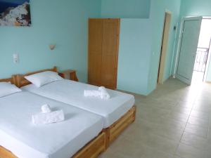 斯基亚索斯镇Alexandros Guest House的一间卧室配有一张床,上面有两条毛巾
