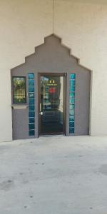 圣安东尼奥米申旅馆的一间拥有蓝色玻璃的商店的前门