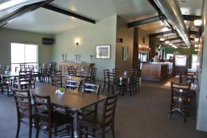 SpringsureDooley's Tavern & Motel Springsure的一间带桌椅的用餐室和一间酒吧