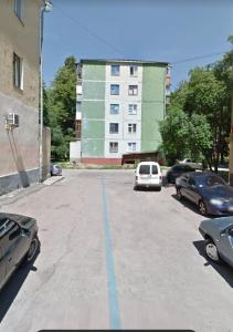 切尔尼戈夫Apartment near city center on Peremohy Avenue 46的一座空的停车场,停车场停在大楼前