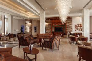 沙姆沙伊赫体验克罗赛兹园地酒店的大堂设有桌椅和吊灯。
