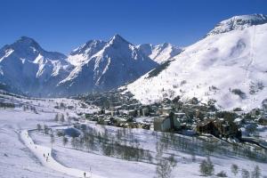 莱德萨阿尔卑斯Le Montana的山地下雪的小镇