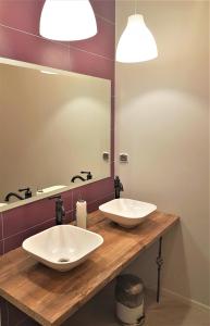 普热梅希尔Pokoje Gościnne的浴室设有2个水槽和镜子