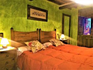 莫加拉斯安帕罗乡村度假屋的卧室设有两张床铺和绿色的墙壁