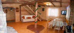 Polyanitsa PopovichovskaУ Гриніва的小木屋的客厅配有沙发