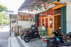 日惹鲁玛班加坦旅馆的停在大楼外的一组摩托车