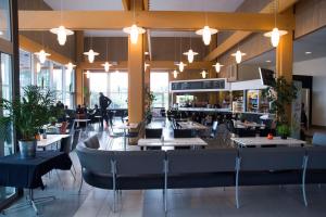法伦First Camp Lugnet-Falun的餐厅内带桌椅的用餐室