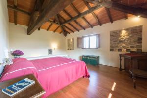 佛罗伦萨3bdrm luxury Apartment in Tuscan Villa,Private Estate, shared Swimmingpool的卧室设有粉红色的床和木地板