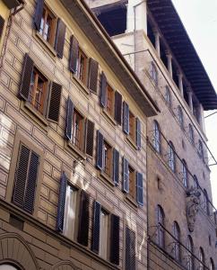 佛罗伦萨Hotel Davanzati的建筑的侧面有很多窗户