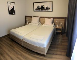 莱吉奥诺沃Hotel Restauracja Prezydencka的一间卧室配有一张带白色床单的大床