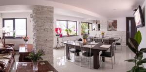 布什泰尼Casa Lazar的厨房以及带桌椅的用餐室。