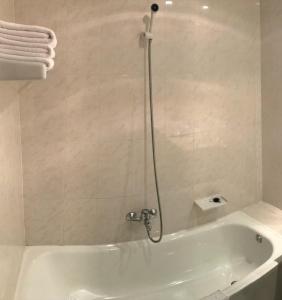 卡尼略洛克德卡斯特尔酒店的带浴缸和淋浴的浴室