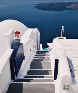 易莫洛林Katikies Chromata Santorini - The Leading Hotels of the World的通往蓝色海洋的楼梯