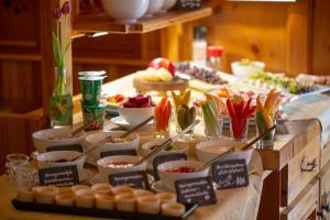 巴特莱辛哈尔胡波特斯膳食公寓酒店的自助餐,包括开胃菜和甜点