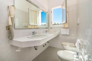 巴哈撒丁岛博​​迪3号酒店的白色的浴室设有两个盥洗盆和镜子