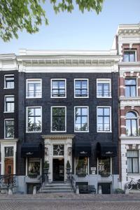 阿姆斯特丹The Pavilions Amsterdam, The Toren的街道上带窗户的大型黑色建筑