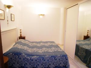 格拉多Residence Gloria的一间卧室配有一张带蓝色毯子的床