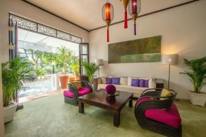 琅勃拉邦飞天酒店的客厅配有沙发和桌椅