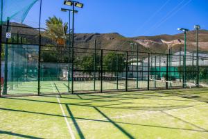 费罗堡Hotel Iberico的网球场,带网