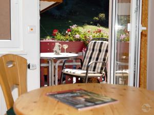 托特瑙Landgasthaus Kurz Hotel & Restaurant am Feldberg - Schwarzwald的一个带窗户的庭院里的桌椅