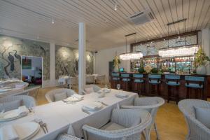 琅勃拉邦飞天酒店的一间带桌椅的用餐室和一间酒吧