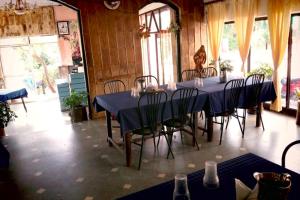 伯杰默里Hotel Khalsa -Lake View的一间配备有蓝色桌子和椅子的用餐室