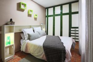格拉纳迪利亚德亚沃纳Marody House Vacacional的一间卧室设有一张床和一个大窗户