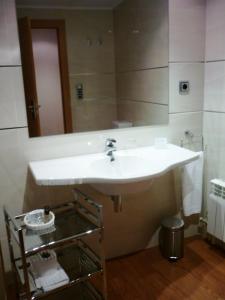 达罗卡阿尔穆迪旅馆的一间带水槽和镜子的浴室