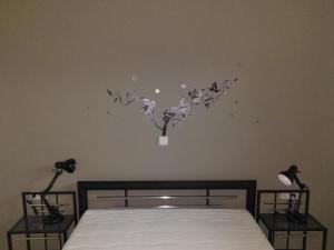 莱比锡Ilka´s kleine Harmonie的卧室配有一张挂在墙上的植物床