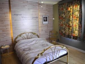 珀潘斯特尔Appart sympa à Pepinster的卧室配有一张床铺,位于带墙壁的房间