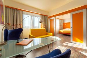 布尔诺大洲酒店的酒店客房配有桌椅和一张床