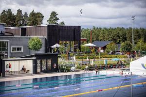 法伦First Camp Lugnet-Falun的大楼前的游泳池