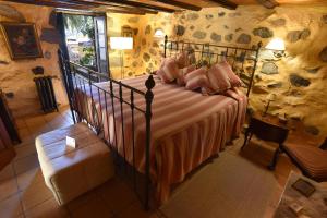 特罗尔艾尔博布隆乡村旅馆的石墙客房的卧室配有一张床